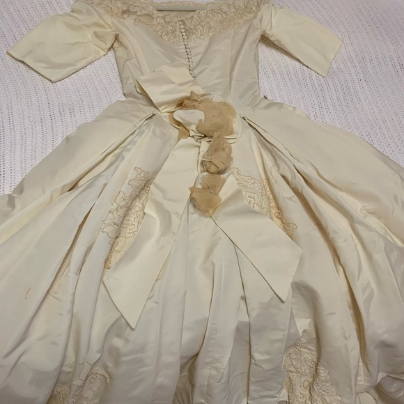 Vintage 1960's Wedding Gown - Picture 15 of 16